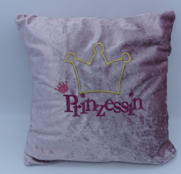 135163760_ Kuschelpolster oder Kissen für eine Prinzessin